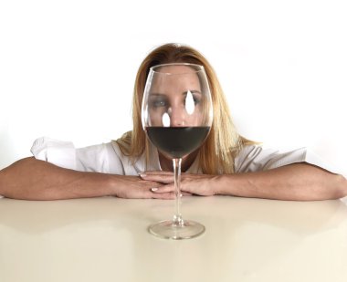Beyaz sarışın boşa kırmızı şarap cam alkol bağımlılığı alkol alkollü kadın depresif