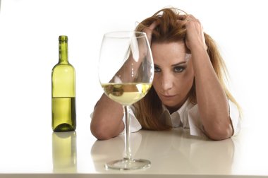 Beyaz sarışın israf ve alkollü kadın beyaz şarap kadehi sarhoş akşamdan kalma içme depresif