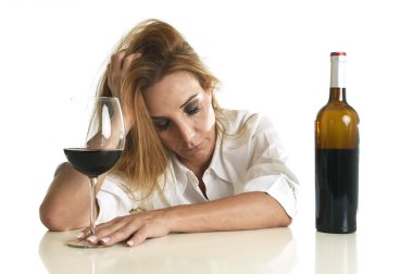 Beyaz sarışın boşa kırmızı şarap cam alkol bağımlılığı alkol alkollü kadın depresif