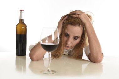 Beyaz sarışın boşa kırmızı şarap cam alkol bağımlılığı alkol alkollü kadın depresif