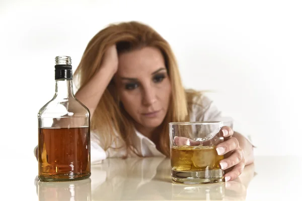 Kaukasische blond verspild en depressief alcoholische vrouw drinken scotch whisky glas rommelig dronken — Stockfoto