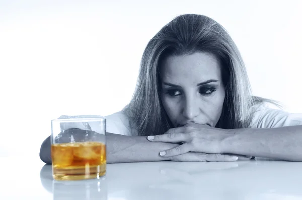 Caucásico rubio desperdiciado y deprimido alcohólico mujer bebiendo whisky escocés vaso desordenado borracho — Foto de Stock