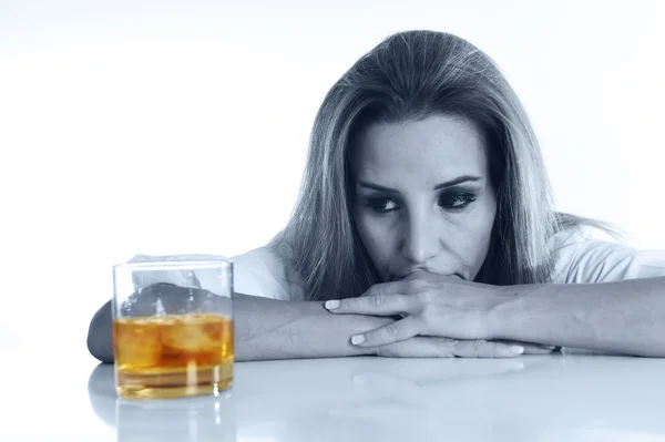 Kaukasische blond verspild en depressief alcoholische vrouw drinken scotch whisky glas rommelig dronken — Stockfoto