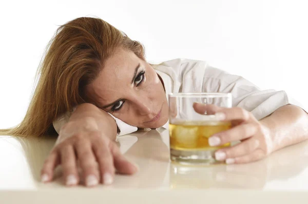 Kaukaski blond zmarnowane i depresji alkoholowych kobieta picia scotch whisky szkła niechlujny Pijane — Zdjęcie stockowe