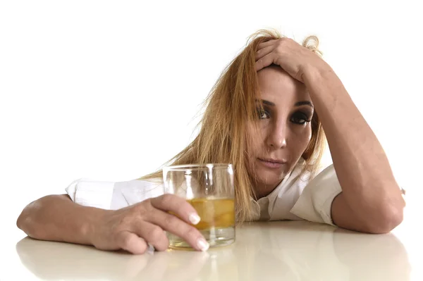 Kaukasische blond verspild en depressief alcoholische vrouw drinken scotch whisky glas rommelig dronken — Stockfoto