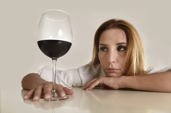 Kaukasische Blondine verschwendet depressive Alkoholikerin trinkt Rotweinglas Alkoholsucht — Stockfoto