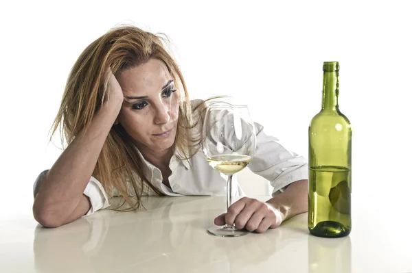 Blond verspild en depressief alcoholische dronken vrouw drinken witte wijn glas wanhopige triest — Stockfoto