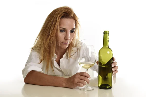 Bionda ubriaca ubriaca ubriaca ubriaca ubriaca ubriaca ubriaca che beve bicchiere di vino bianco disperata triste — Foto Stock