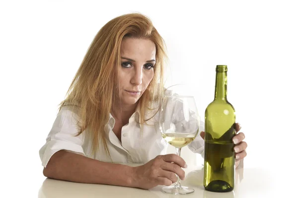 Blonďatý a deprimovaný alkoholik opilý žena pít bílý vinný pohár zoufalý smutný — Stock fotografie