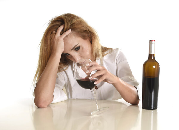 Кавказская блондинка тратит впустую депрессивную алкоголичку, пьющую алкоголь из красного вина
