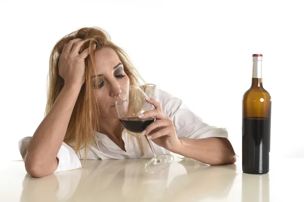 Caucásico rubio desperdiciado deprimido alcohólico mujer beber vino tinto vidrio alcohol adicción — Foto de Stock