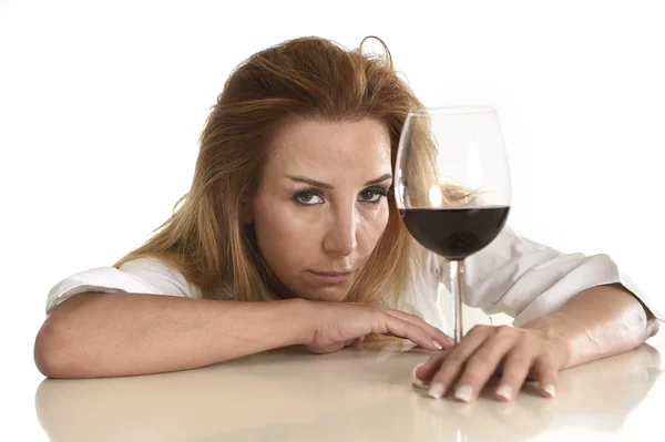 Caucásico rubio desperdiciado deprimido alcohólico mujer beber vino tinto vidrio alcohol adicción —  Fotos de Stock