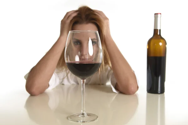 Caucásico rubio desperdiciado deprimido alcohólico mujer beber vino tinto vidrio alcohol adicción — Foto de Stock