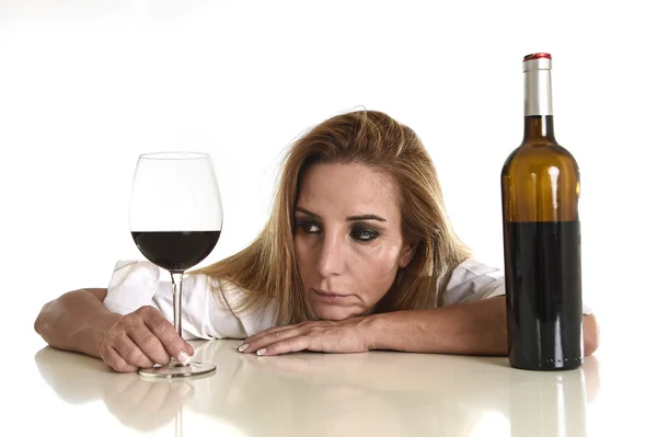 Caucasico bionda sprecato depresso alcolizzato donna bere vino rosso bicchiere alcol dipendenza — Foto Stock