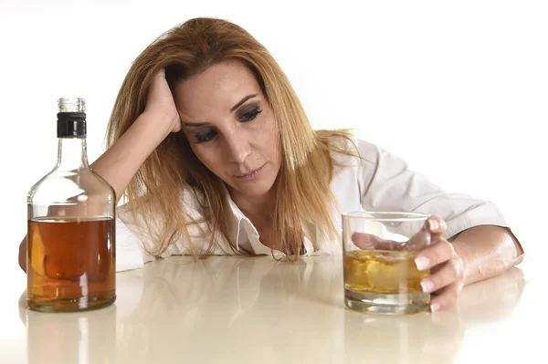 Caucásico rubio desperdiciado y deprimido alcohólico mujer bebiendo whisky escocés vaso desordenado borracho —  Fotos de Stock