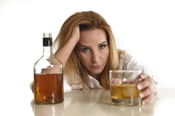 Caucasiano loiro desperdiçado e deprimido alcoólico mulher beber uísque escocês vidro confuso bêbado — Fotografia de Stock