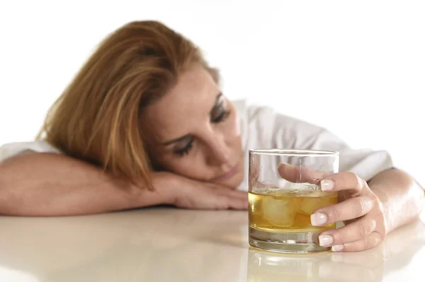 Caucasico bionda sprecato e depresso alcolizzato donna bere scotch whisky bicchiere disordinato ubriaco — Foto Stock