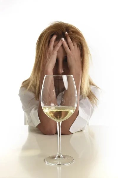 Caucasico bionda sprecato e depresso alcolizzato donna bere vino bianco bicchiere disperato ubriaco — Foto Stock