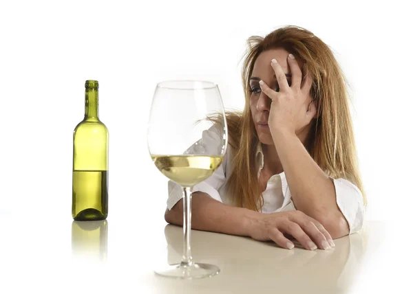 Caucasien blond gaspillé et déprimé alcoolique femme boire du vin blanc verre ivre gueule de bois — Photo