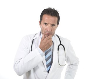 40'lı çekici erkek tıp doktor stetoskop tıbbi elbisesi endişe ve stres ile