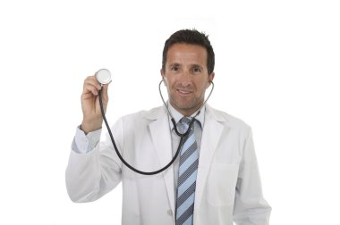 40'lı çekici erkek tıp doktoru tutarak stetoskop tutarak gururla mutlu gülümseyerek ayakta tıbbi elbise giyiyor