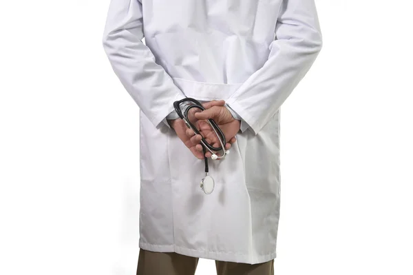 Vista posterior del médico de medicina masculino no identificado sosteniendo estetoscopio en su mano usando bata médica —  Fotos de Stock