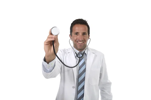 40'lı çekici erkek tıp doktoru tutarak stetoskop tutarak gururla mutlu gülümseyerek ayakta tıbbi elbise giyiyor — Stok fotoğraf