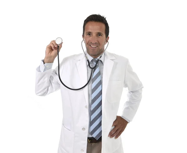 40 대 매력적인 남성 의학 의사 들고 청진기를 입고 의료 가운을 입고 자랑 스러운 미소 행복 — 스톡 사진