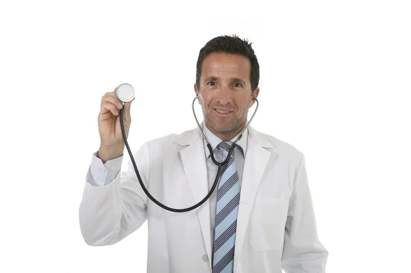 40s ελκυστικό αρσενικό γιατρό ιατρική κρατώντας στηθοσκόπιο φορώντας ιατρική ρόμπα στέκεται υπερήφανος χαμογελαστός χαρούμενος — Φωτογραφία Αρχείου