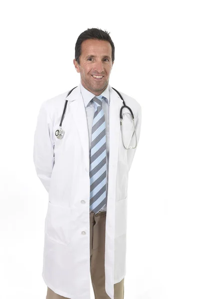 Retrato corporativo de los años 40 serio y confiado atractivo médico masculino con estetoscopio en los hombros con vestido médico de pie orgulloso aislado sobre fondo blanco sonriendo feliz — Foto de Stock