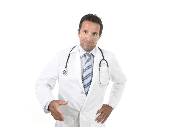 Médico de medicina masculino feliz con estetoscopio con vestido médico de pie orgulloso estrechando la mano — Foto de Stock