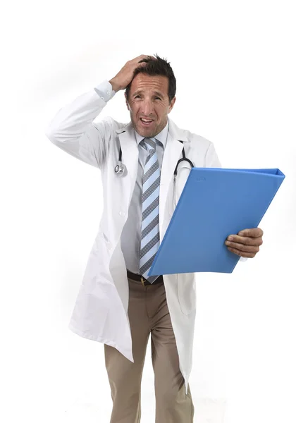Aggódik férfi gyógyszert orvos orvosi ruha olvasó vágólapon diagnosztikai hangsúlyozta sztetoszkóp — Stock Fotó
