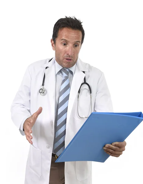 Aggódik férfi gyógyszert orvos orvosi ruha olvasó vágólapon diagnosztikai hangsúlyozta sztetoszkóp — Stock Fotó
