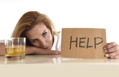 mesaj panosu tutan yardımını alkol alkollü sarhoş sarışın kadın boşa 