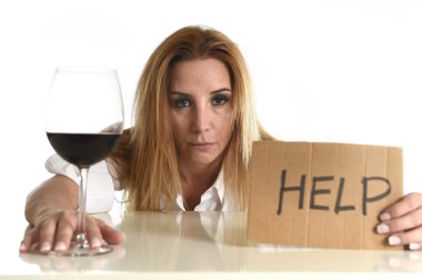 mesaj panosu tutan yardımını alkol alkollü sarhoş sarışın kadın boşa 