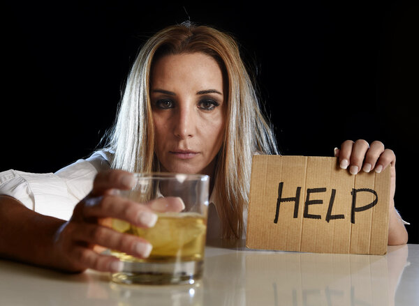 пьяная блондинка-алкоголичка пьет алкоголь и просит о помощи.
 