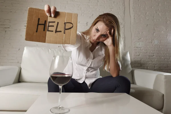 Betrunkene alkoholisierte blonde Frau, die Alkohol trinkt und um Hilfe bittet, hält Tafel verschwendet — Stockfoto