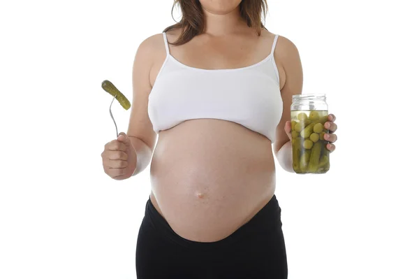 Jovem mulher grávida atraente mostrando barriga grande segurando azeitonas jar e garfo com pickle — Fotografia de Stock