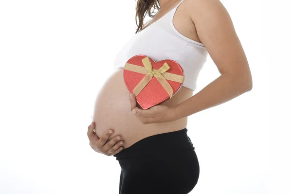 Büyük göbek elinde tutan genç hamile kadın ve kırmızı kalp heartshaped kutu seviyorum — Stok fotoğraf