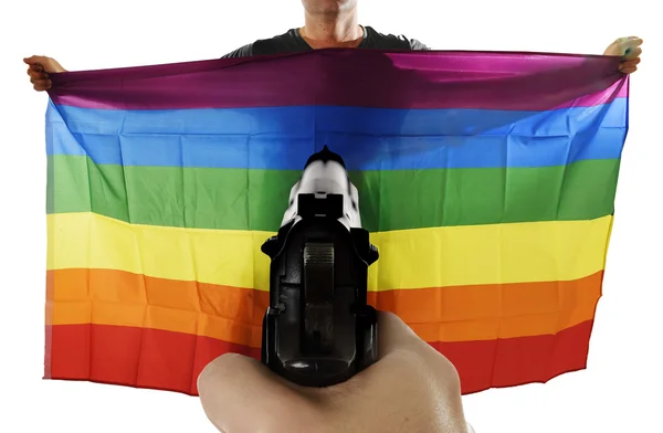 Intolerância representação violenta de ataque terrorista com mão apontando arma em orgulhoso gay segurando bandeira — Fotografia de Stock