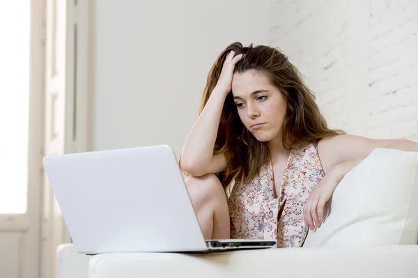 Besviken tjej hemma soffa använder internet för att studera med bärbar dator — Stockfoto