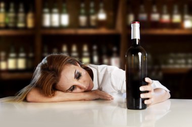 barda kırmızı şarap şişesi ile depresif israf sarhoş alkolik sarışın kadın yalnız