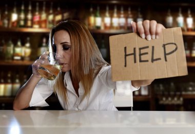 sarhoş alkolik sarışın kadın bar veya barda yardım isteyen alkol içme