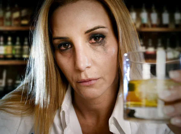 Berusad alkoholhaltiga rinnande mascara kvinna bortkastade dricka på Scotch Whisky i bar — Stockfoto