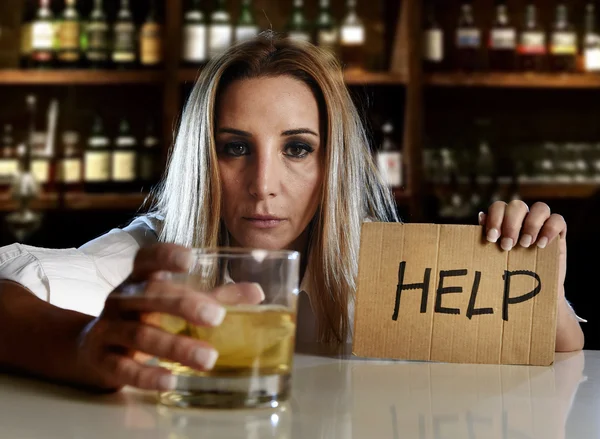 Ubriaco alcolizzato bionda donna bere alcol chiedendo aiuto in bar o pub — Foto Stock