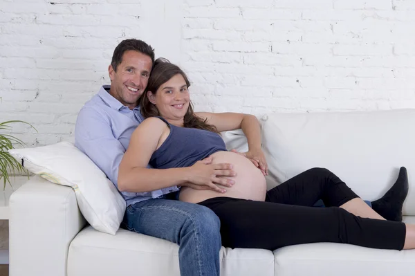 Junges verliebtes Paar zu Hause Wohnzimmer-Couch mit der Frau sein — Stockfoto