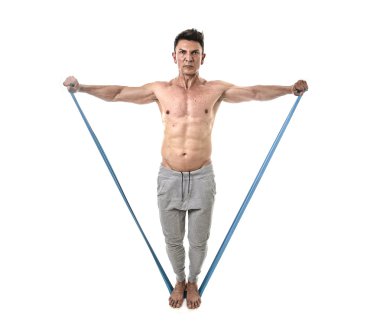 Olgun atletik spor erkek vücut geliştirmeci güçlü ve sağlıklı vücut eğitim egzersizleri elastik lastik bant ile