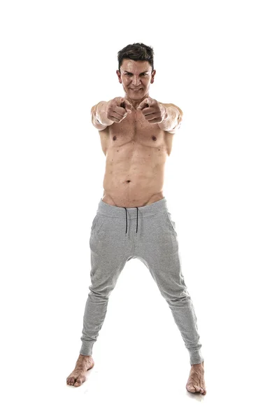 40s spansktalande sport man och bodybuilder poserar lycklig med stark naken överkropp visar passar muskulös kropp — Stockfoto