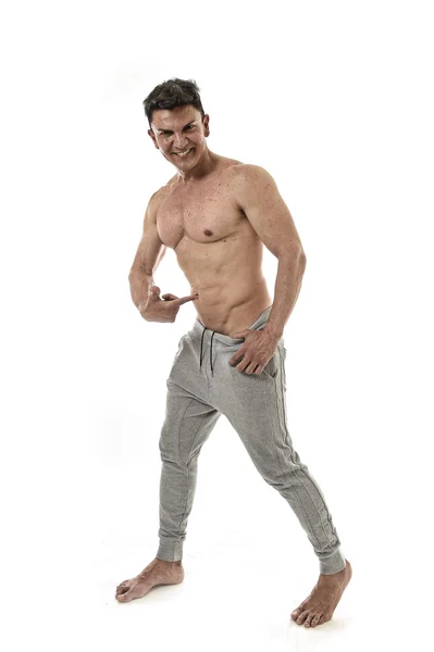 40s attraktiva spansktalande sport man och bodybuilder poserar corporate pekar hans abs i naken överkropp — Stockfoto