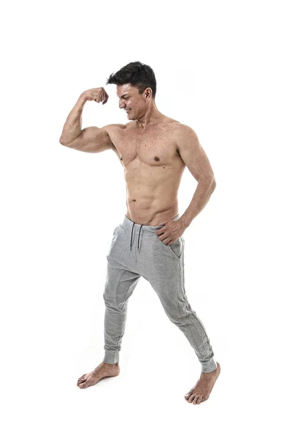 Vierziger Jahre attraktiver hispanischer Sportler und Bodybuilder posiert mit Bizeps im nackten Oberkörper — Stockfoto